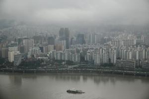 韩国当前房地产问题的核心包括房价居高不下、泡沫严重及政策调控的两难困境，能否解决这些问题已成为年轻一代衡量政府施政能力的重要标尺。图为首都首尔的公寓楼群。（路透社）