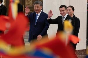 中国国家主席习近平（左）星期二（8月18日）下午在北京人民大会堂北大厅，为访华八天的南美洲国家厄瓜多尔总统诺沃亚（Daniel Noboa）举行欢迎仪式。（路透社）