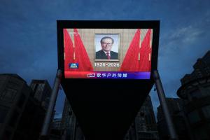 8月17日上午，中国官方在北京人民大会堂举行纪念中共前总书记江泽民诞辰100周年大会，巨型屏幕上播放着带有江泽民肖像的新闻画面。（路透社）