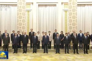 星期一（8月17日）是已故中共前总书记江泽民诞辰100周年纪念日，官方当天上午在北京人民大会堂举行纪念大会。大会开始前，中共总书记、中国国家主席习近平（前排中）接见了江泽民亲属，并同他们合影留念。（央视视频截图）