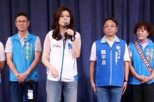 中国国民党主席郑丽文（左二）8月14日前往彰化，呼吁彰化乡亲支持国民党提名彰化县长参选人魏平政（右二）。站在两侧的分别是国民党彰化市长候选人陈文宾（左一）和彰化县议员陈荣妹。（国民党提供）