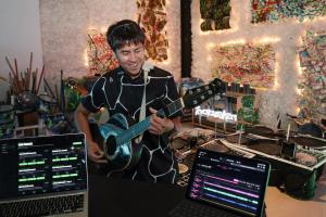 朱锐雄创立音乐学院Green Drumming，不仅用环保材料教打击乐，也尝试用AI准备教材、剪辑音频、搭配作业，提高生产力。（李冠卫摄）
