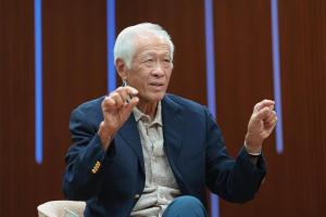 前国防部长黄永宏医生认为，新加坡应庆幸能为各国提供交流平台，至少有机会听到各方的看法。不过，他强调，我国不应自认为有能力左右全球局势，而应专注维护国内和谐，并积极拓展伙伴关系。（李冠卫摄）