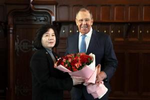 7月20日，俄罗斯外长拉夫罗夫（右）在莫斯科会见朝鲜外交部长崔善姬（左）。（法新社）