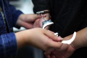 一名17岁本地青年在兀兰关卡声称两名同伴分别持有炸弹和电子烟，最终因公共滋扰罪被逮捕。（示意图）