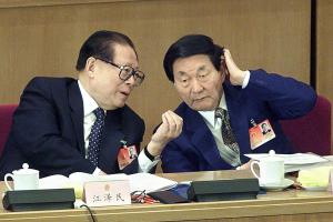 中共8月17日在北京举行前总书记江泽民（左）诞辰100周年纪念大会，一天后，前中国国务院总理朱镕基（右）遗体在八宝山革命公墓火化。相隔一天的两场政治仪式，让1990年代至本世纪初主导中国政治经济转型的“江朱时代”，再次成为观察中国改革路径的窗口。（法新社档案照片）