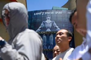 中国人形机器人“第一股”宇树科技上市首日开盘大涨超600%。图为今年5月31日，上海一家大型的具身智能体验店外，宇树科技的大幅海报张贴在店外。（法新社）