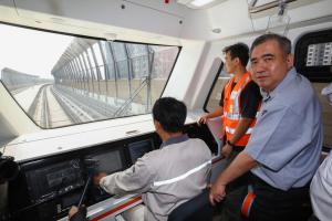 马国交通部长陆兆福星期二（8月18日）与媒体一起搭乘新柔地铁，往返新山武吉查卡站和新加坡兀兰北站。（马新社）