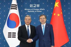 中国外长王毅（左）时隔五年再度访问韩国，星期三（8月19日）在韩国首尔与韩国外长赵显举行会谈。（法新社）