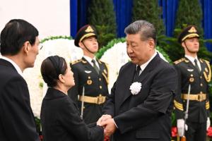 已故中共中央政治局原常委、国务院原总理朱镕基遗体，星期二（8月18日）在北京火化。中共总书记习近平和其他高层领导到八宝山送别。图为习近平握手慰问朱镕基亲属。（新华社）