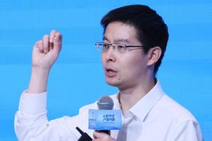 中国宇树科技董事长王兴兴星期四在北京举行的世界机器人大会论坛上说，公司已在推动物理人工智能（AI）机器人模型研发。（路透社）