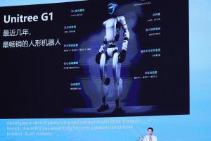 北京本周举行2026世界机器人大会，中国人形机器人企业宇树科技首席执行官王兴兴星期四（8月20日）在大会主论坛发表演讲，介绍公司人形机器人。（路透社）