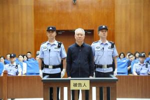 中国广东省深圳市中级人民法院星期四（8月20日）公布的庭审画面显示，曾经纵横中国房地产市场的恒大创办人许家印（前中）满头白发，在法庭中站立聆听宣判。（路透社）