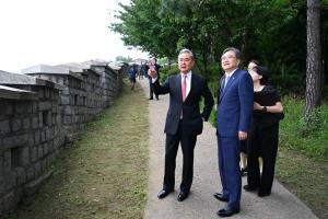 时隔五年访问韩国的中国外交部长王毅（右四），星期四（8月20日）早晨和韩国外长赵显（右三）漫步首尔南山茶山城墙路。赵显称，相信此次茶山城墙路之行，给平日喜欢爬山的王毅留下美好回忆。（取自赵显X账号）