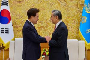 韩国总统李在明（左）星期四（8月20日）在首尔青瓦台会见到访的中国外交部长王毅。（法新社）