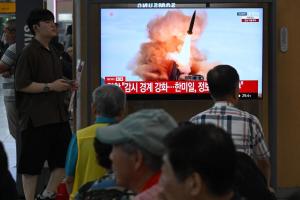 韩国军方星期四（8月20日）下午侦测到朝鲜从平壤一带向朝鲜半岛东部海域发射十多枚弹道导弹。这是朝鲜相隔八天再次发射弹道导弹，也是今年第12次。图为首尔一处火车站的民众观看电视新闻播报朝鲜导弹试射的消息。（法新社）