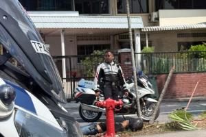 多名警员事发后到场，一名相信是涉案的男子则倒在地上。（读者提供）