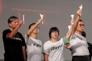 香港法院星期五（8月21日）裁定，香港支联会前主席李卓人和前副主席邹幸彤等涉煽动颠覆国家政权罪成。图为李卓人（左一）和邹幸彤（左三）出席2019年6月4日在维园举行的八九事件30周年纪念活动。（路透社档案照）