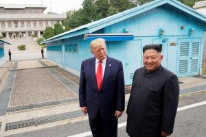 特朗普公开称朝鲜拥有57枚核武器，可能让平壤判断，美国愿意以朝鲜拥核为前提来重启谈判。图为2019年6月，特朗普与金正恩在板门店会面。（路透社档案照片）