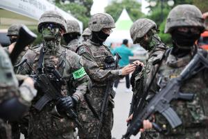 在韩美年度联合军演“乙支自由之盾”举行期间，全副武装的韩国士兵准备进行一场反恐演习。（路透社）