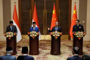 印尼防长夏弗里（左起）、印尼外长苏吉奥诺、中国外长王毅和中国防长董军去年4月21日在北京钓鱼台国宾馆举行的中国和印尼外长防长“2+2”对话机制首次部长级会议后，一起出席新闻发布会。（法新社）