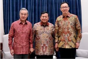 印度尼西亚总统普拉博沃（中）星期五（8月21日）在雅加达官邸会见中国外交部长王毅（左）和国防部长董军。（中国外交部官网）