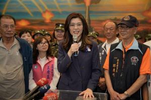 星期天（8月23日）是八二三炮战68周年，台湾在野的国民党主席郑丽文（手持麦克风者）跨海赴金门参加纪念活动并发表谈话，喊话总统赖清德应尊重宪法与立法会，停止以“两国论”扭曲宪法精神。（国民党官网）