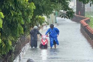 台湾高雄市连日降下大豪雨，高雄仁武、楠梓，鸟松等区纷纷积水成灾凤山、苓雅、新兴、大寮等地累积雨量也都已超过220毫米。图为高雄市豪雨成灾，星期天（8月23日）多处路段及区域出现积淹水情形。（香港中通社）