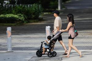 国家人口及人才署进行的婚育调查显示，经济压力、工作与生活难以兼顾，以及育儿压力，是已婚者不生育或不增添子女的主要顾虑。（档案照片）