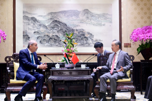 中国外长王毅（右）星期天（8月23日）在北京会见约旦副首相兼外长萨法迪（Ayman Safadi），表示赞赏约旦坚定奉行对华友好政策，恪守“一个中国”原则。（中国外交部官网）