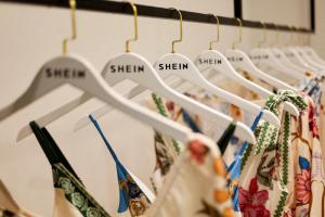 中国快时尚电商平台希音（Shein）正寻求通过香港首次公开募股筹集至多139亿港元（22.5亿新元）。图为Shein的服装陈列在巴西圣保罗的办公室内。（路透社档案照）